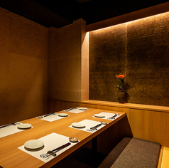 壁と扉によって区切られた宴会個室は大人のプライベート感の漂う上品な空間となっております♪そのため、有楽町での接待や合コンなど外せない宴会に多数ご利用頂いております♪