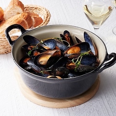 湯気ごと味わうムール貝の白ワイン蒸し