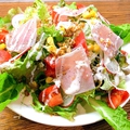 料理メニュー写真&nbsp;彩り野菜と生ハムノサラダ