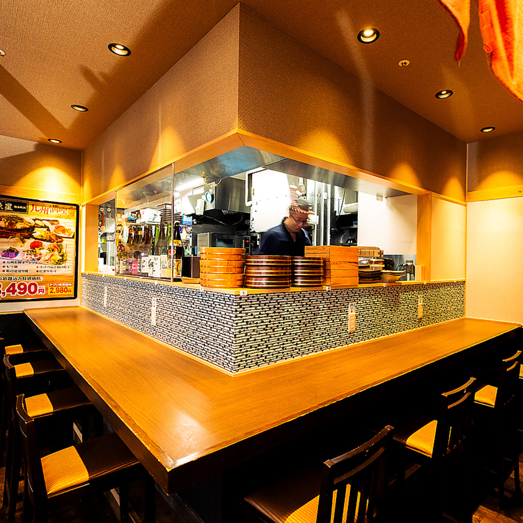 お一人様も大歓迎！ライブ感あふれるカウンター席。鍋も楽しめる広々としたカウンターテーブルです。