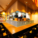 お一人様も大歓迎！ライブ感あふれるカウンター席。鍋も楽しめる広々としたカウンターテーブルです。