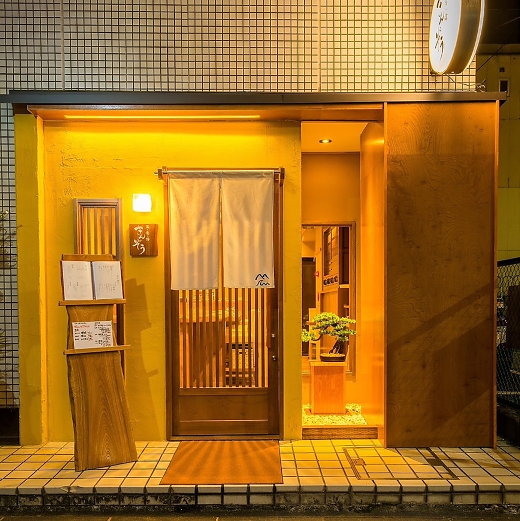 ＪＲ仙石線あおば通駅２出口より徒歩約13分。一番町にひっそりと佇む、落ち着いた雰囲気の外観です。