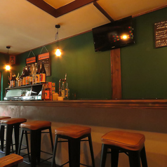 一人でも楽しめるのが嬉しいカウンター席♪ちょっとした空き時間も大切にしたいあなたにぴったりのお席です。気軽に立ち寄れる雰囲気と、居心地の良さが魅力的！リラックスできる隠れ家的な空間で、木のぬくもりが疲れた心を癒します。ぜひ、あなたの特別な場所にしてみてください。