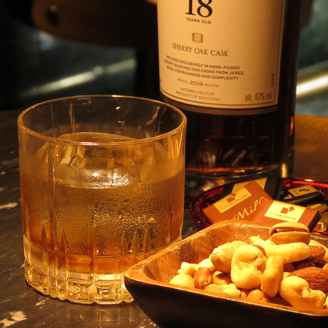 静かな雰囲気でお酒とお料理を楽しめるお店です。