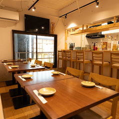 貸切は10名様～最大20名様までご利用可能です。会社宴会や歓送迎会、各種飲み会に最適です。ウッド調の明るい店内で、ゆったりとした時間をお過ごし頂けます。落ち着いた空間で、お食事をお楽しみください。