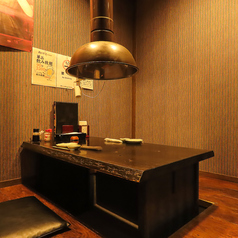 1F掘り炬燵(1から2名様)　少人数で静かにお酒を嗜みたい時も、完全個室なら誰にも邪魔されず贅沢な時間をお過ごしいただけます。周りに気を使うことなく、心ゆくまで食事を楽しめるのが個室ならではの魅力です。 