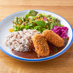 カニクリームコロッケとフレッシュ野菜のプレート　デミグラスソース