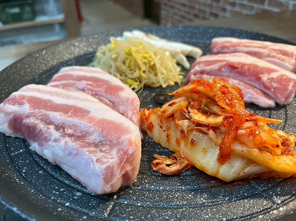 【こだわりのサムギョプサル】低温熟成させた豚バラ肉サムギョプサルをご用意！ぜひご賞味ください◎