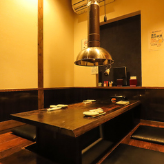 1F掘り炬燵(2から6名様)　周囲を壁で仕切られた完全個室は、小さなお子様連れのご家族様にも大変好評です。賑やかな声や動きを気にせず、家族団らんの時間をのびのびとお過ごしいただけます。