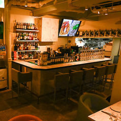 おひとり様でも気軽にご利用いただけるカウンター席。カウンターの椅子もゆったり寛げるソファータイプです。