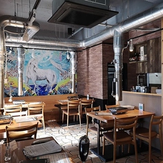 カジュアルに使いやすい、座り心地の良いテーブル席をご用意しております！色鮮やかなアートを眺めながら、美味しいお肉とお酒を心ゆくまでお楽しみいただけます☆ダクト完備で換気もバッチリ◎少人数でのランチタイムや、お仕事帰りのサク飲みなど、様々な場面でお気軽にご利用ください♪