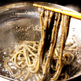 お鍋の〆で一番人気の「黒ごま麺」は、お鍋のだしをたっぷり吸いこんだ麺と黒ゴマがうまい！一度食べたら病みつきになること間違いなし！