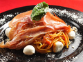 料理メニュー写真 ハモンセラーノとモッツァレラのトマトパスタ