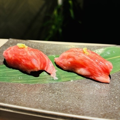 霜降り肉寿司　（赤シャリ使用）