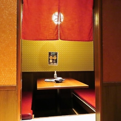 【4名様~8名様向けのテーブル席】温かみのある照明で落ち着いた雰囲気を演出しております。周りが仕切られたBOXのお席なら、人目を気にすることなくお楽しみいただけます。