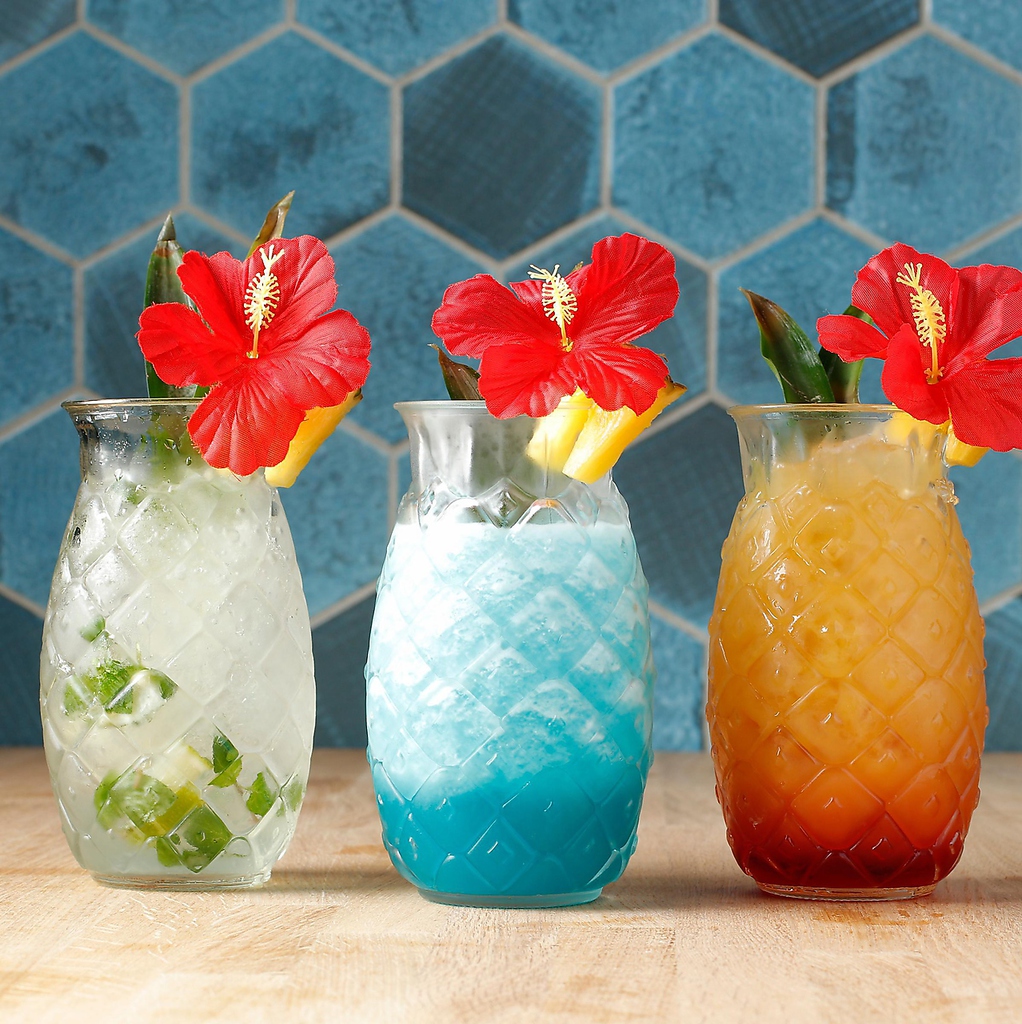 肉・海鮮・珍味など、ごちそうが満載！オリオンビールやトロピカルカクテルのお供に最適♪