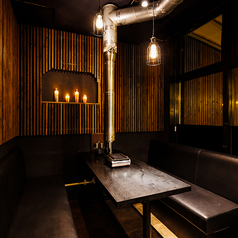 ゆったりと6名様前後でご利用いただけます。テーブルと席の距離にいたるまでゆっくりと食事を楽しめるように計算されております。