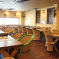 2名様でご利用いただけるテーブル席もご用意。カップルやご友人同士でのお食事にぴったりの落ち着いた空間です。