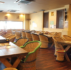 2名様でご利用いただけるテーブル席もご用意。カップルやご友人同士でのお食事にぴったりの落ち着いた空間です。
