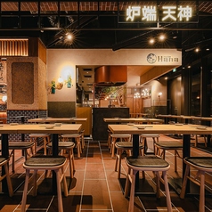 グループで楽しむならテーブル席へ。程よくプライベート感がありつつ、店内の賑やかさも感じられる絶妙なレイアウトで、宴会にも最適です。お席で炙る囲炉裏体験ができる、他にはない席づくり。会話が自然と弾む仕掛けが満載です◎