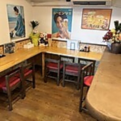 お一人様でも気兼ねなく過ごせる、落ち着いた雰囲気のカウンター席を6席ご用意しております。目の前で調理される熱々の鍋焼き拉麺の香りを楽しみながら、仕事帰りの一杯や、気軽な夜ごはんにぜひご利用ください★スタッフ一同、温かくお迎えいたします!