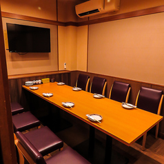 1FのTV付のテーブル席個室です。落ち着いた空間は、接待や大切な方とのご利用に最適な空間となっております。