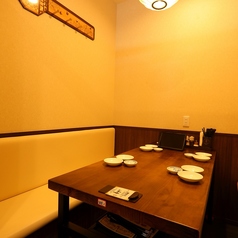 個室（4名様用）コンパクトながら落ち着いた空間で、プライベートなお食事や少人数の会話をゆっくり楽しめます。