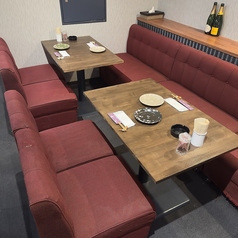 テーブル卓は全卓ソファー席となっております。みんなで楽しいひとときを過ごせるよう、心を込めたおもてなしをいたします。お気軽にご予約ください！