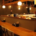 「今日は一杯だけ…」なんてサク飲みや、自分へのご褒美を楽しむお一人様も大歓迎です。職人の手さばきを眺めながら、肩を並べて語らうデートにもぴったり。目の前で仕上がる料理の香りに、ついついお酒が進むあなただけの特等席です。