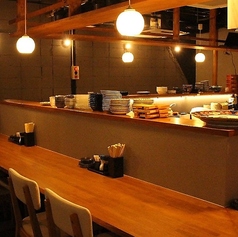 「今日は一杯だけ…」なんてサク飲みや、自分へのご褒美を楽しむお一人様も大歓迎です。職人の手さばきを眺めながら、肩を並べて語らうデートにもぴったり。目の前で仕上がる料理の香りに、ついついお酒が進むあなただけの特等席です。