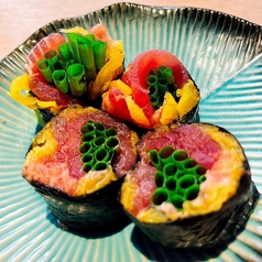 マグロの赤身とネギトロのトロタク海苔巻き