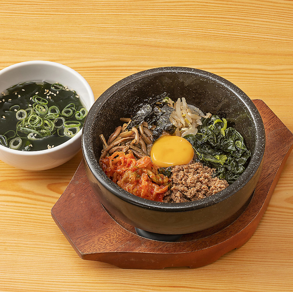 【石焼ビビンパ】モチモチのコシヒカリを100％使用。石焼きならではのおいしさをお楽しみください。