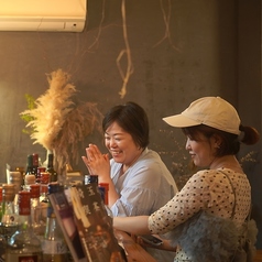 キッチンが見えるカウンター。店員と話したり、一人でコーヒーやカクテルを楽しんだり。