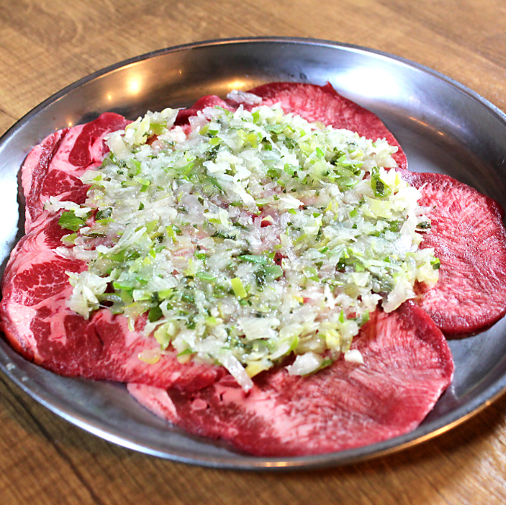 口に入れたときに一番美味しく感じる切り方を追求することで和牛の美味しさを最大限に引き出します。