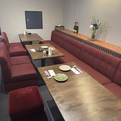 最大で24名まで収容可能なソファー席。大人数での集まりや特別なイベントにぴったりのスペースです。