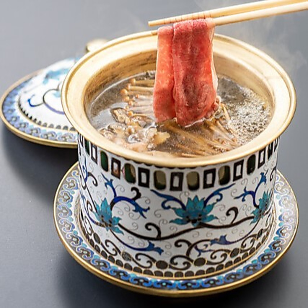 神奈川県産の地鶏かながわ鶏と昆布の出汁がベースのオリジナルブラックスープで味わうしゃぶしゃぶ◎