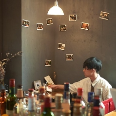 「T1」2人がけの奥まったソファ席。音響設備が近くにあります。