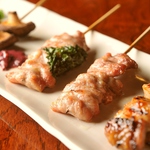 毎日、継ぎ足し続ける秘伝のタレ。この絶品タレを使用し、焼き上げた自慢の串焼きは必食です★