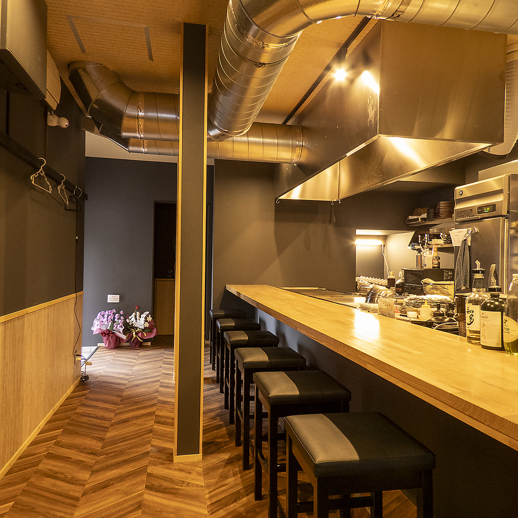 気軽に当店自慢の鉄板焼きが楽しめるカウンター席！少人数様でのお食事にもおすすめです◎