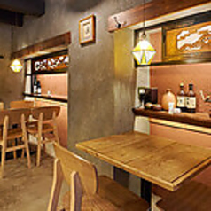 テーブル席は4名掛け2席、2名掛け1席ご用意。様々な用途でご利用いただけます。