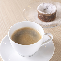 【炭火焙煎の香りと余韻、拘りの珈琲でひと息を。】