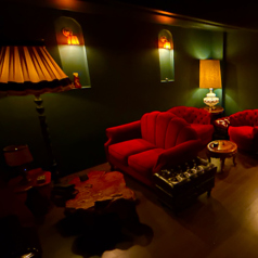 4名用ソファー席ではグループでおくつろぎいただける空間となっております。