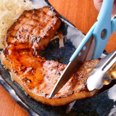 ジューシーな肉料理を低価格で提供！