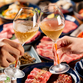 お洒落で清潔感のある店内は、デートや女子会などのお集まりにぴったり。清潔な空間で臭いを気にすることなく、ゆっくりと絶品焼肉をご堪能いただけます。SNS映えする肉盛りなどもご用意しておりますので、写真撮影を楽しみながらお食事ができるのも魅力です。