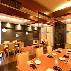 奥の宴会スペースはテーブルを繋げて5名様以上のご利用が可能です！