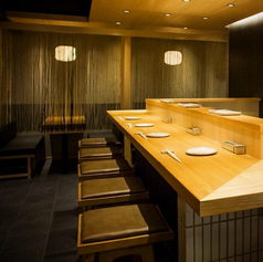 目の前で焼き上がる様子を楽しむカウンター席