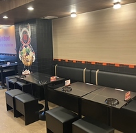 黒とオレンジを基調とした店内空間で麻辣湯をご堪能♪
