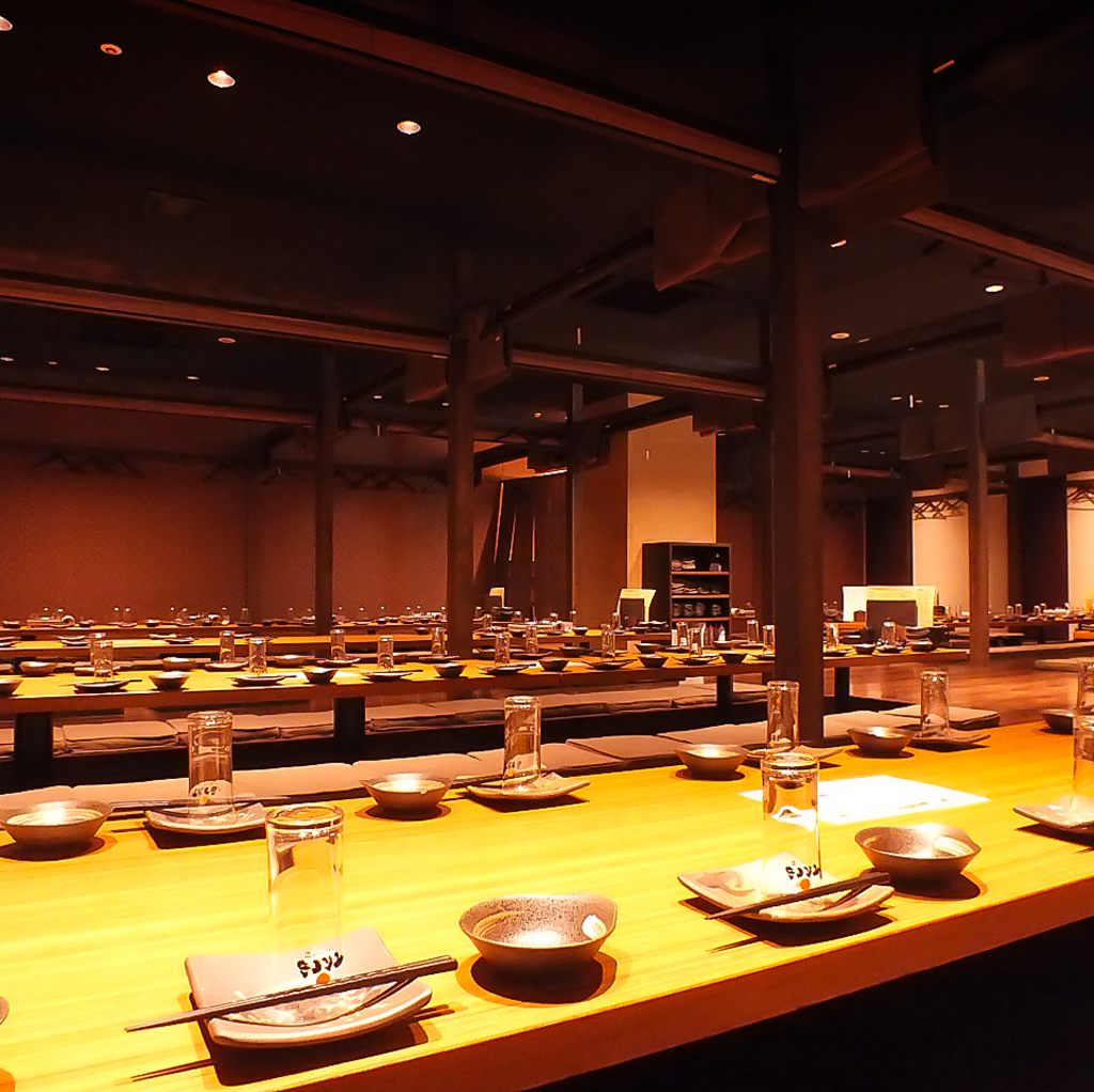 店内は和モダンのお洒落空間。大型宴会にも対応の、最大90席の空間をご用意！　