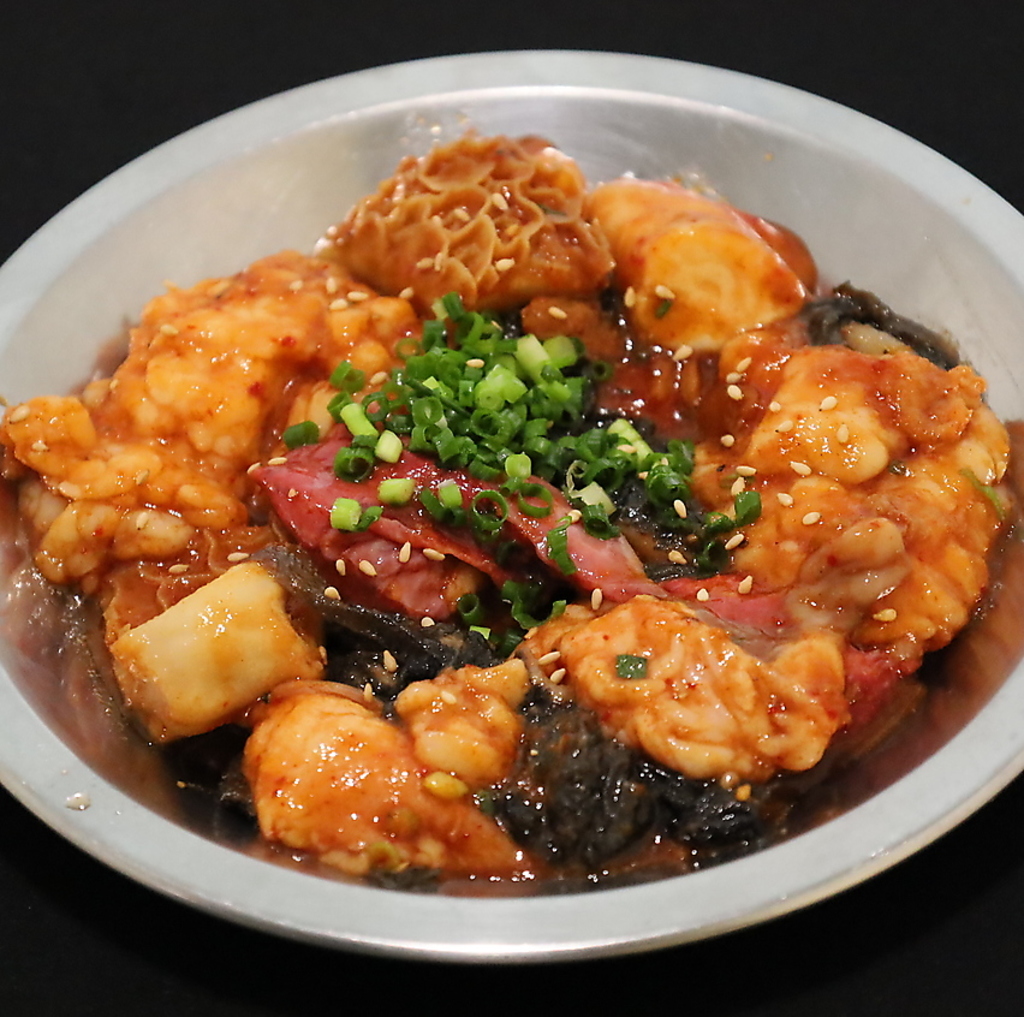 こだわりホルモンを一度に楽しめる「昭和大衆ホルモン盛り合わせ」