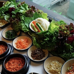 当店では、新鮮な野菜とお肉を自由に組み合わせて楽しむことができる韓国料理サンパをご提供しています。
